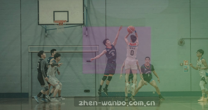 白领在霓虹灯下疾步翻阅手机图表